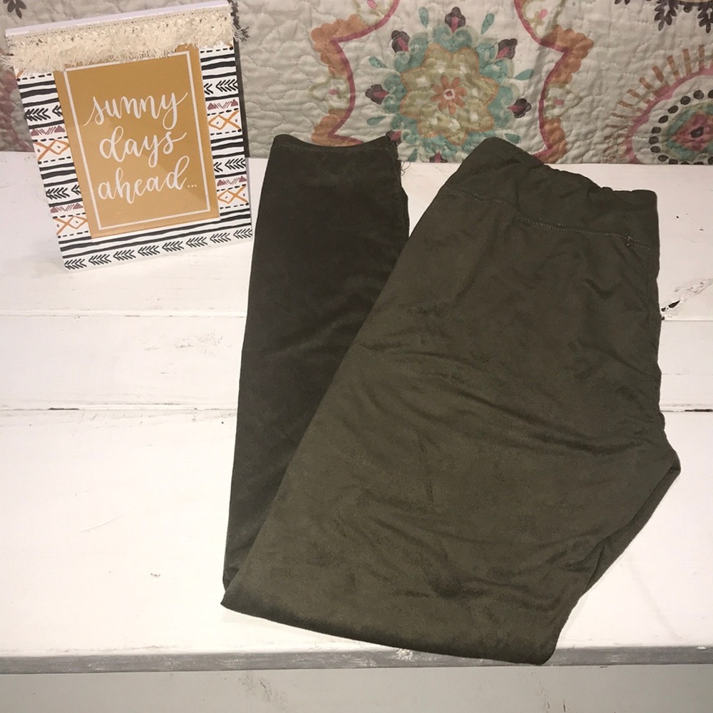 Woman’s YADO olive green leggings.